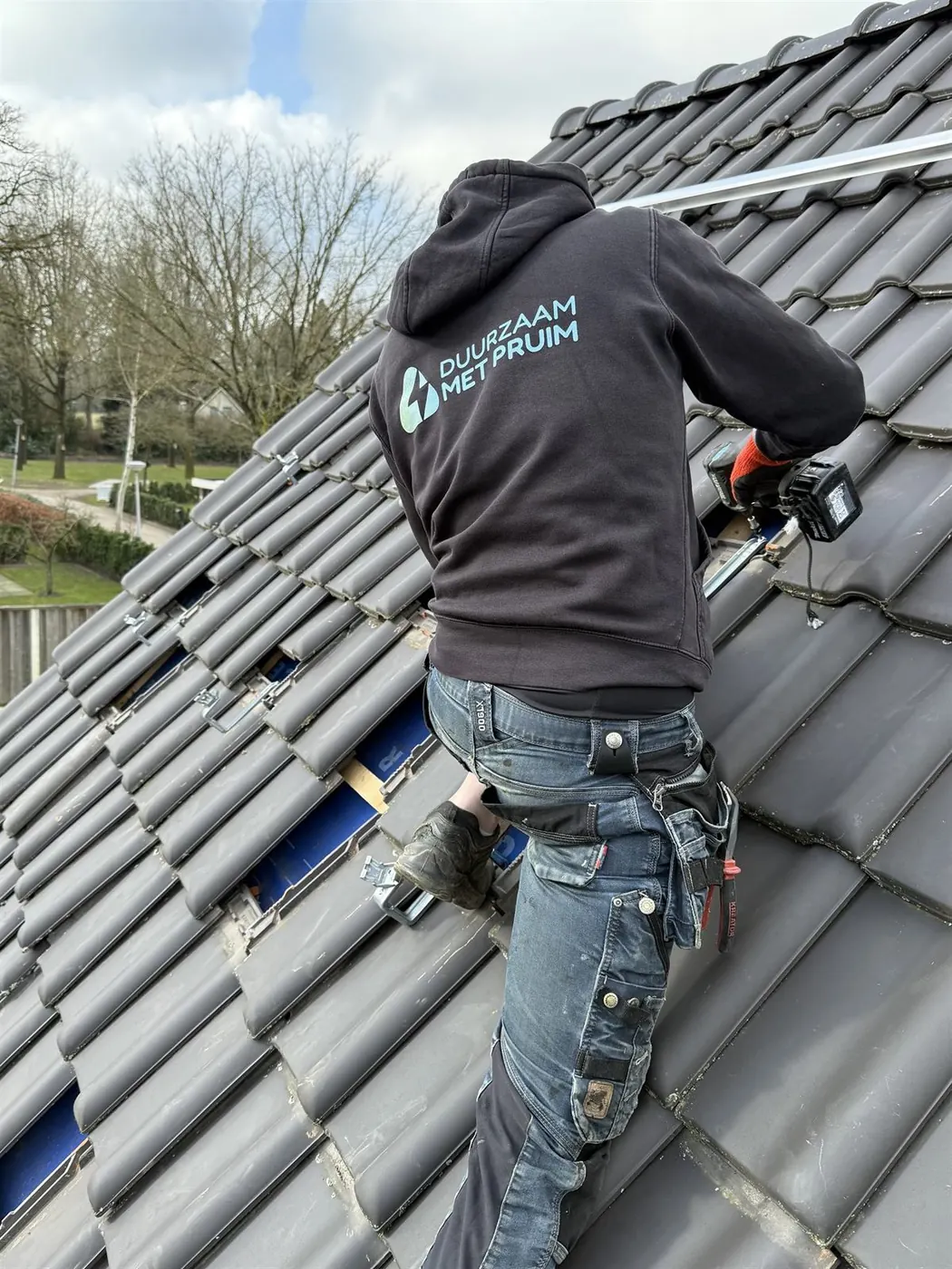 Monteur van Duurzaam met Pruim monteert de onderconstructie op een pannendak