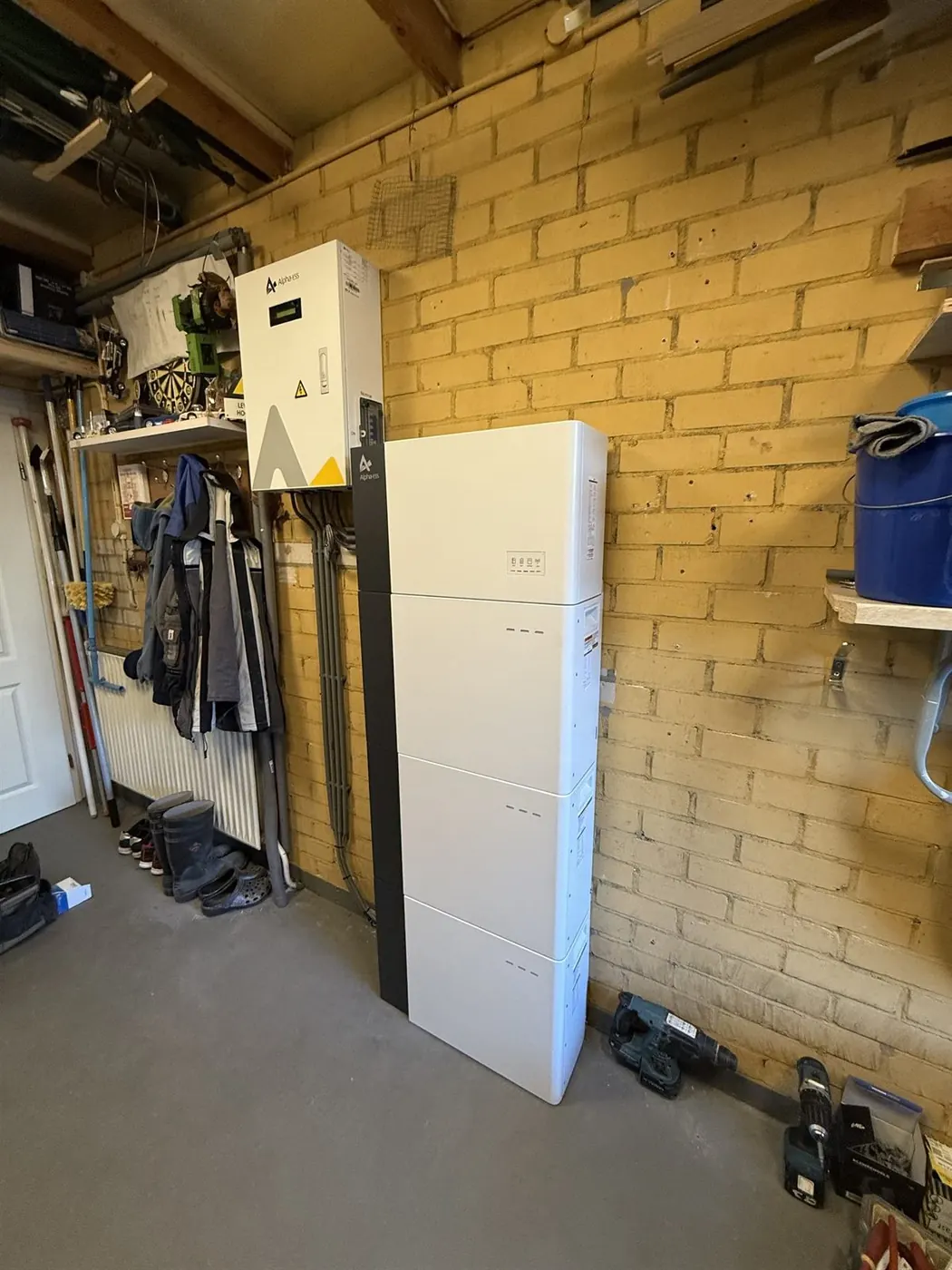 AlphaESS SMILE G3 thuisbatterij met omvormer in een garage