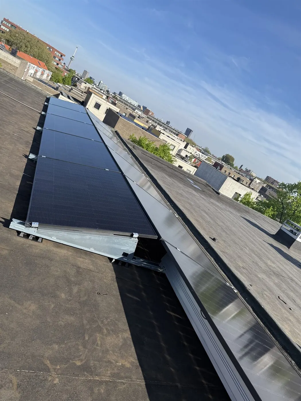 Zonnepanelen op een plat dak als onderdeel van een totaaloplossing